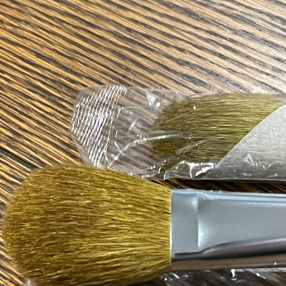 I.D Bare Escentual Brushes - 2 Flawless Face Brushes #28 - Picture 5 of 8